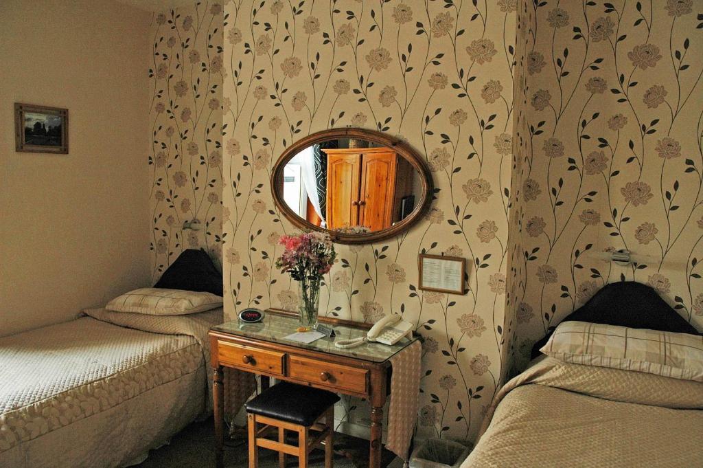 Pitreavie Guest House Dunfermline Room photo